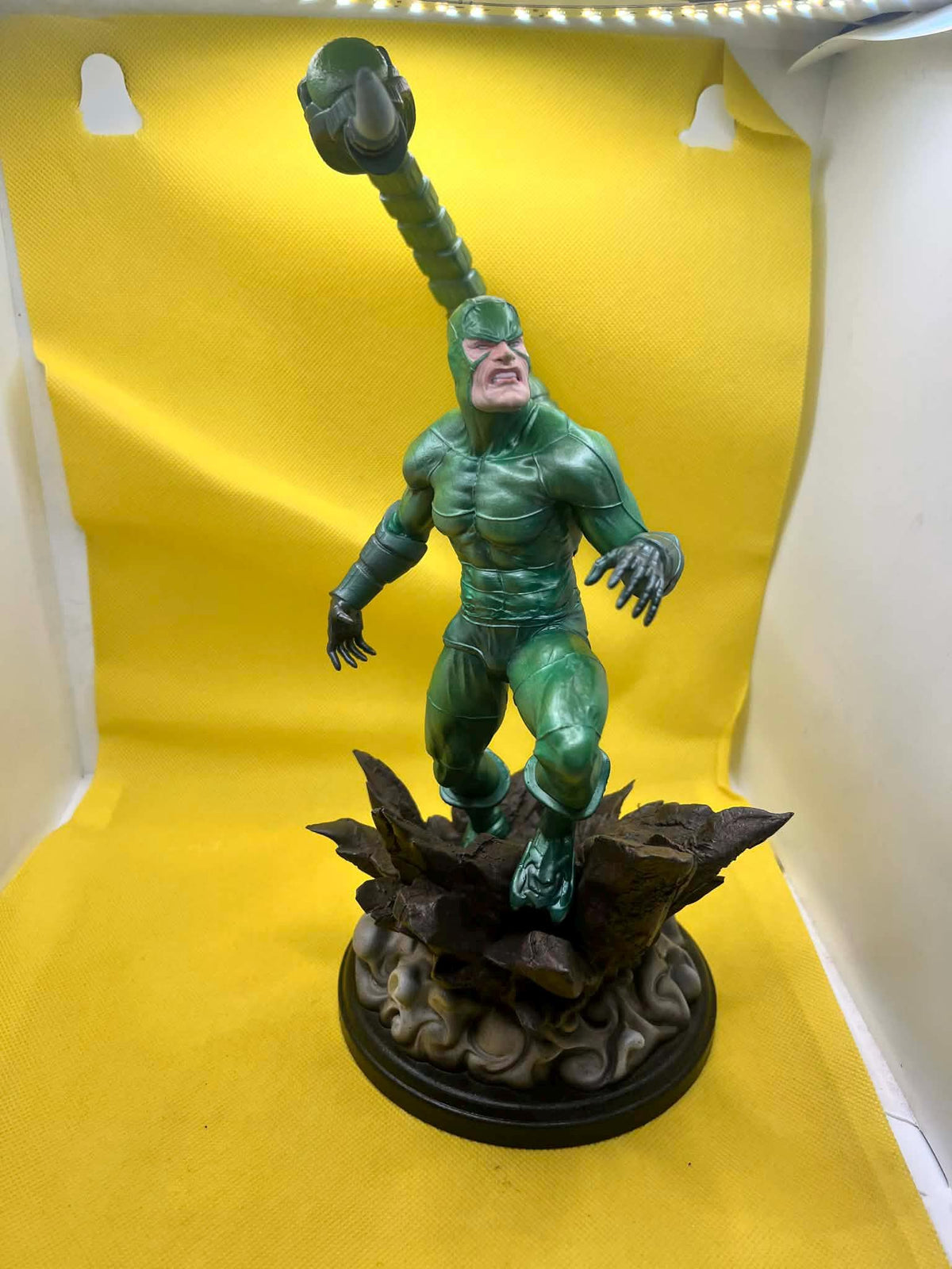 Venomtail – Cybernetic Hunter Resin Figure (28cm)